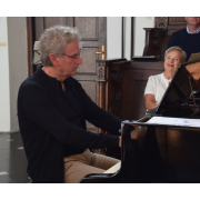 Jac achter de piano