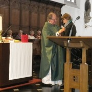 De pastoor spelt de medailles op