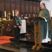 Pastoor Massaer spreekt Riet toe