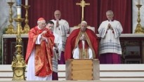 Paus Francuscus tijdens het afscheid van Benedictus XV!