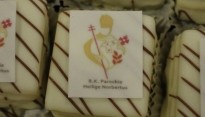 Gebakjes met logo Norbertusparochie