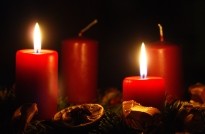 Twee brandende adventskaarsen