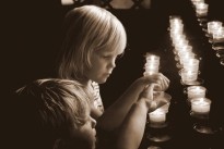 Kinderen steken kaarsje aan