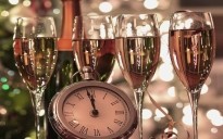 Klok en glazen champagne