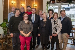 Jos achter koning Willenm Alexander bij de opening van het Spoorpark in Tilburg