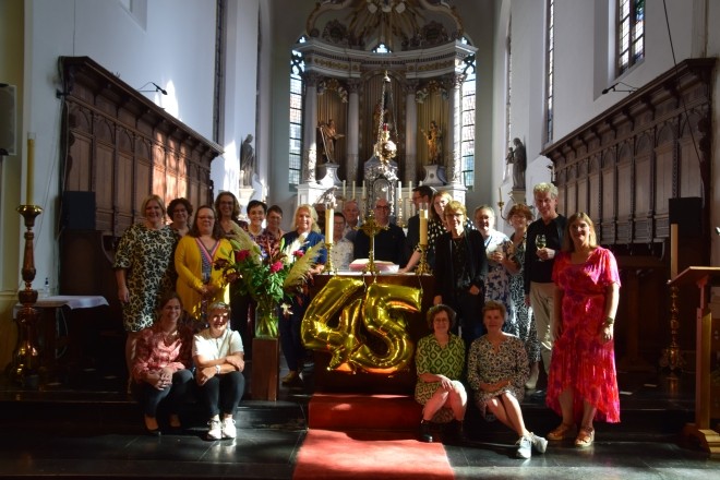Opname vanaf het hoogaltaar tot de kerkdeuren